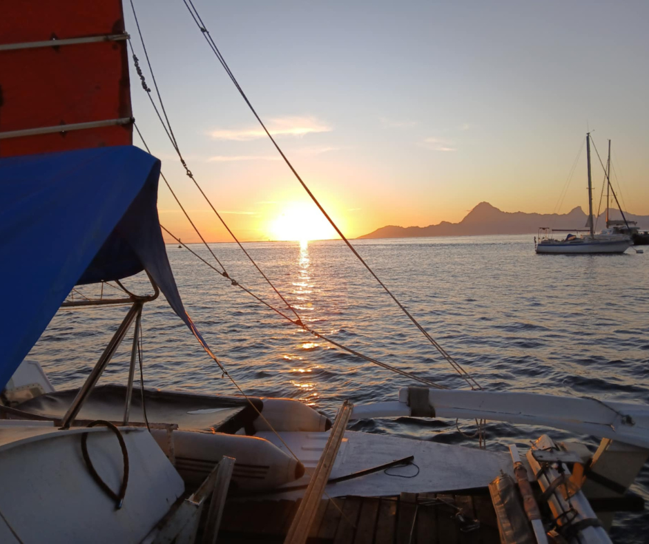 Coucher de soleil en pirogue sur le lagon de Tahiti sunset